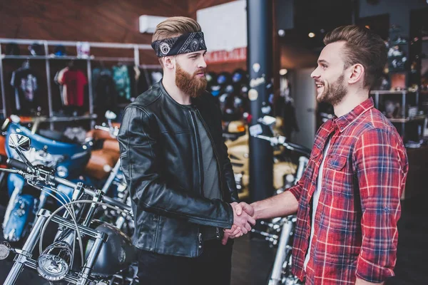 Hombres en tienda de motocicletas — Foto de Stock