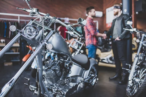 Homens na loja de motocicletas — Fotografia de Stock