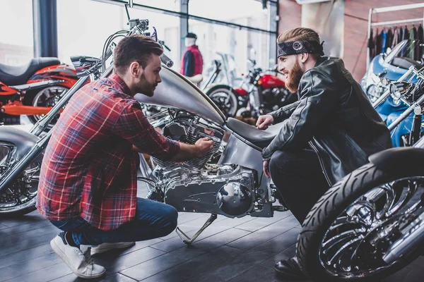 Hommes dans le magasin de moto — Photo