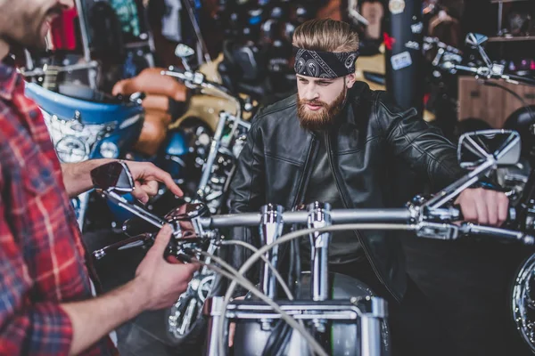 Homens na loja de motocicletas — Fotografia de Stock