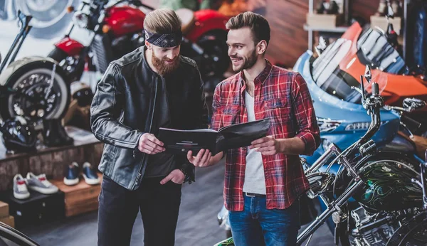 Чоловіки в магазині мотоциклів — стокове фото