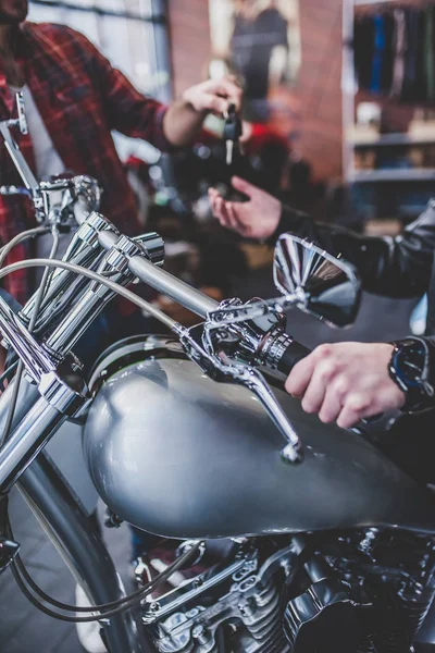 Homens na loja de motocicletas — Fotografia de Stock