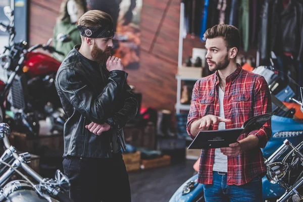 Hombres en tienda de motocicletas — Foto de Stock