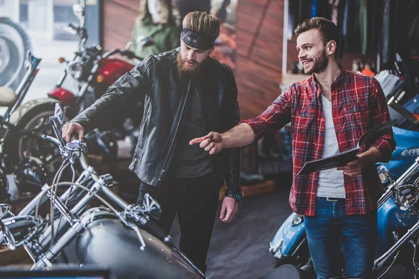 Homens na loja de motocicletas — Fotografia de Stock