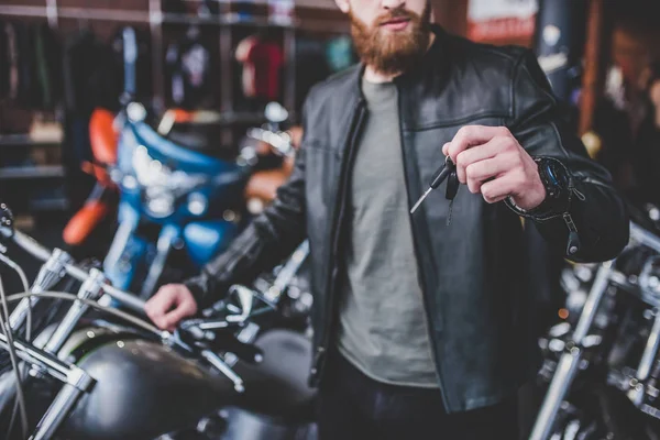 Homem na loja de motocicletas — Fotografia de Stock