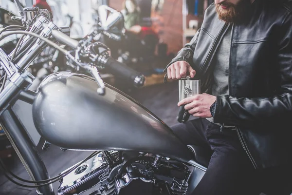 Hombre en tienda de motocicletas —  Fotos de Stock