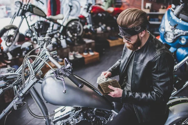 Homem na loja de motocicletas — Fotografia de Stock