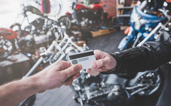 Hombres en tienda de motocicletas — Foto de Stock