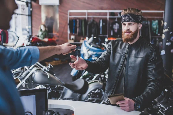 Mannen in Motorzaak — Stockfoto