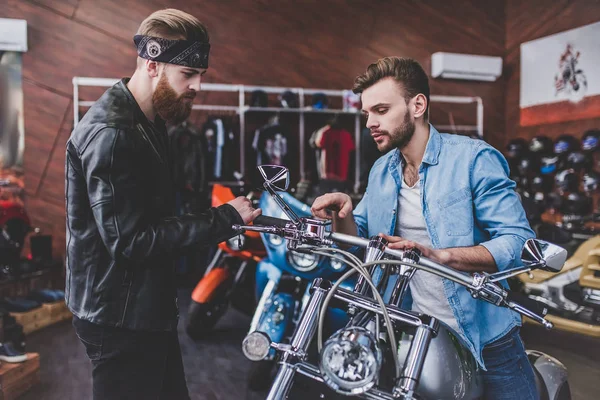 Homens na loja de motocicletas — Fotografia de Stock