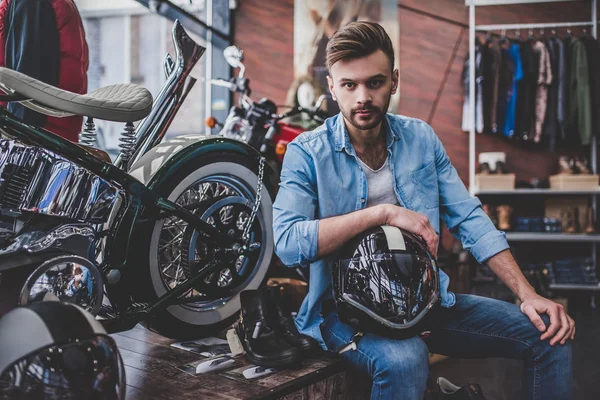 Чоловік в магазині мотоциклів — стокове фото