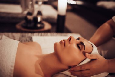 Kaplıca salonundaki kadın.