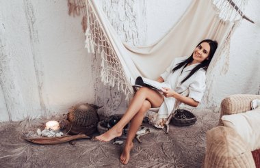 Kaplıca salonundaki kadın.