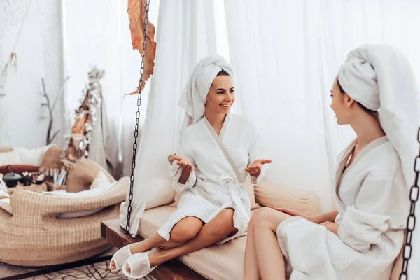 Young women in spa salon — Stock Photo, Image