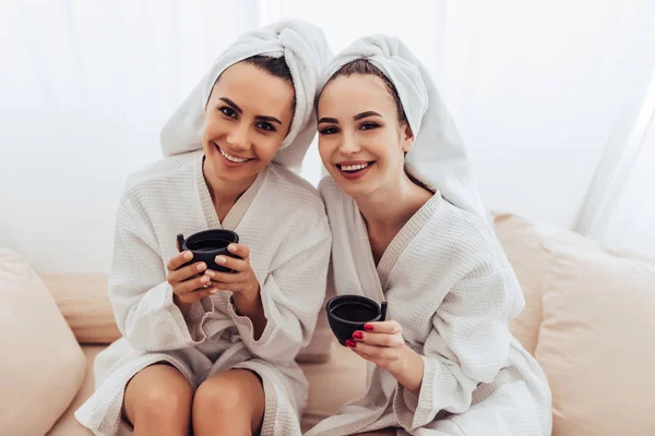 Mujeres jóvenes en el salón de spa —  Fotos de Stock