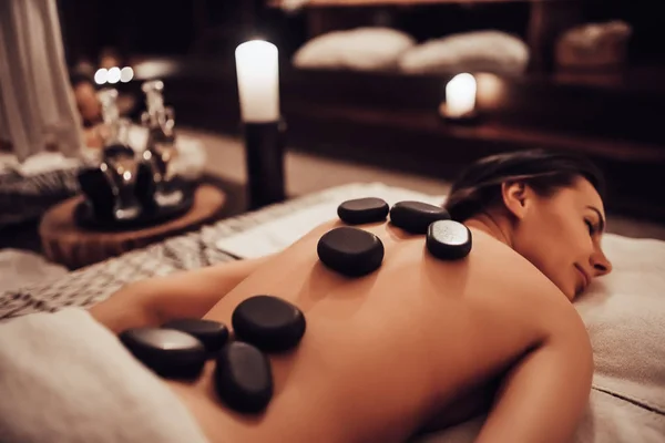 Mujeres jóvenes en el salón de spa — Foto de Stock