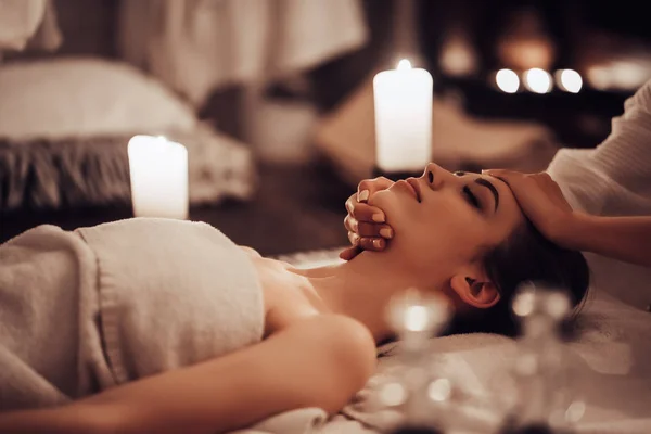 Mujer en el salón de spa — Foto de Stock