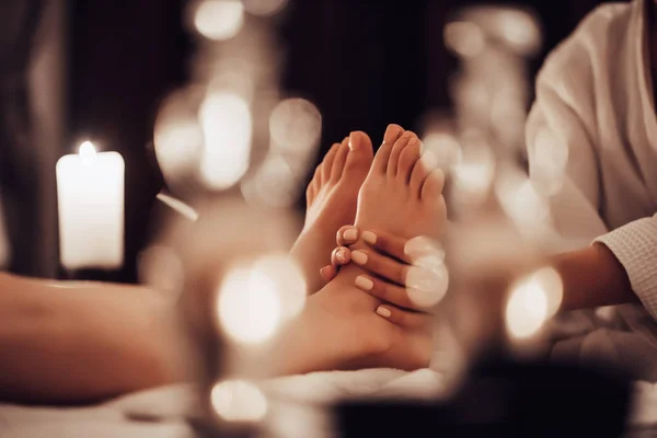 Mujer en el salón de spa — Foto de Stock