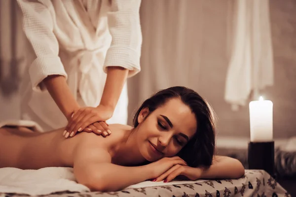 Mujer en el salón de spa — Foto de Stock