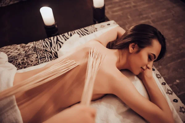 Donna nel salone spa — Foto Stock