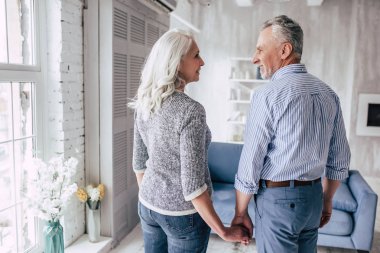 Evde yaşlı bir çift var.