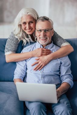 Evde yaşlı bir çift var.