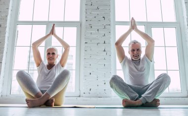 Evde yaşlı bir çift var.