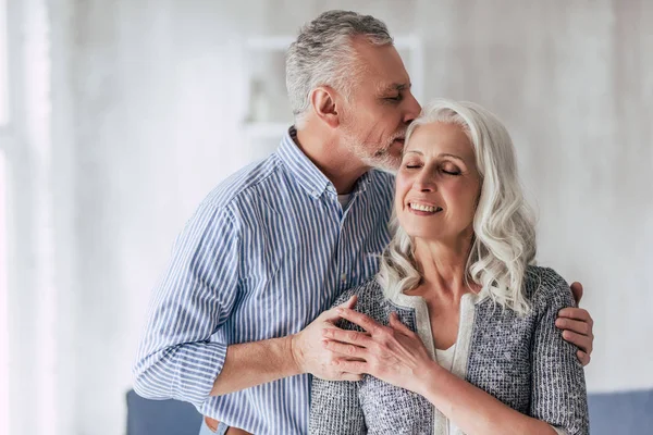 Seniorenpaar zu Hause — Stockfoto