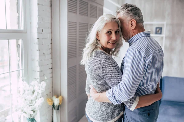 Seniorenpaar zu Hause — Stockfoto