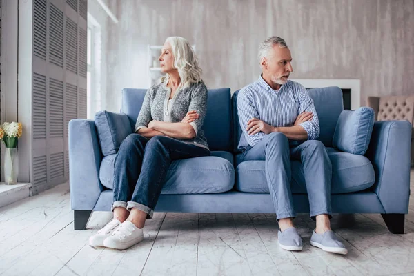 Casal de idosos em casa — Fotografia de Stock