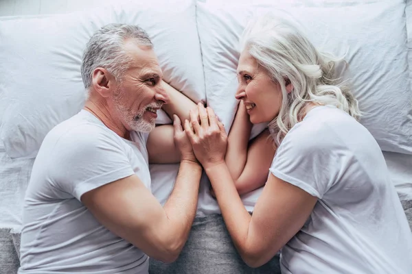 Oudere echtpaar thuis — Stockfoto
