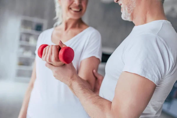 Oudere echtpaar thuis — Stockfoto