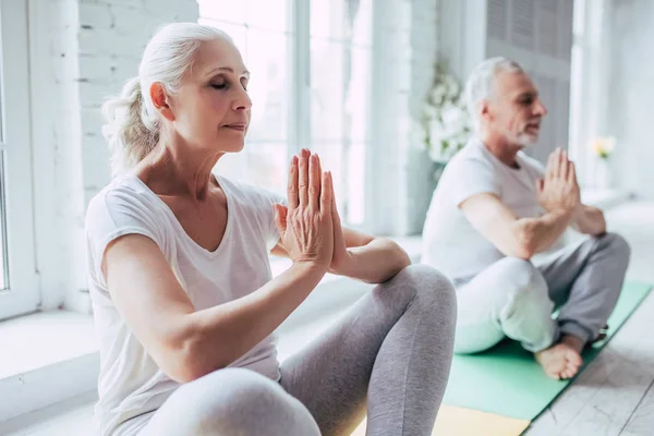 Seniorpar hjemme – stockfoto