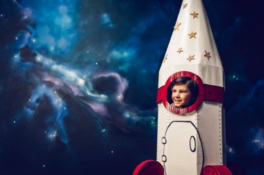 Oyuncak roket uzayda çocukla