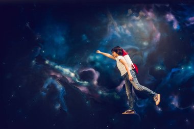 Oyuncak roket uzayda çocukla