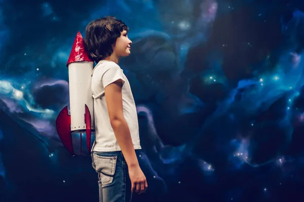 Хлопчик з іграшковою ракетою в космосі — стокове фото