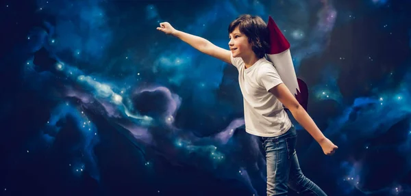 Băiat cu rachetă de jucărie în spațiu — Fotografie, imagine de stoc