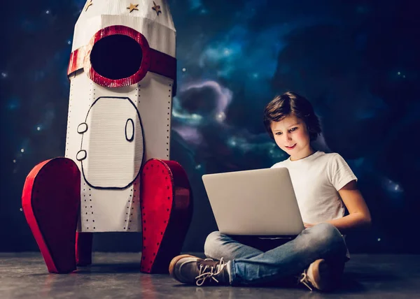 Niño con cohete de juguete en el espacio — Foto de Stock