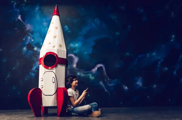 Pojke med leksak raket i rymden — Stockfoto