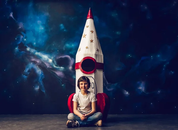 Pojke med leksak raket i rymden — Stockfoto