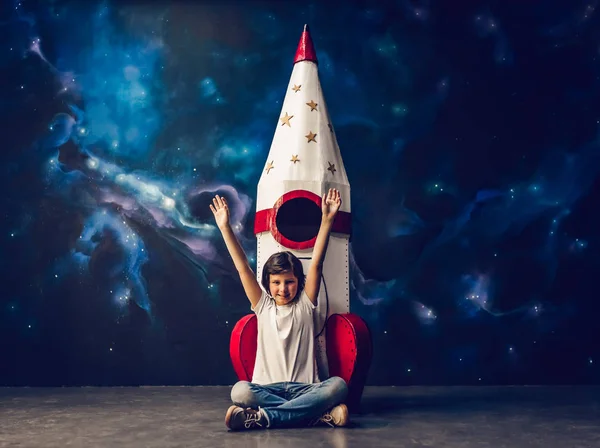 Menino com foguete de brinquedo no espaço — Fotografia de Stock