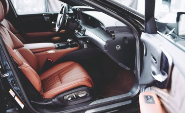 Yeni araba showroom