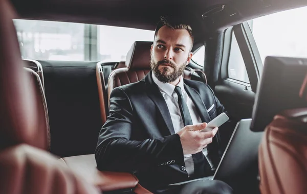 Zakenman in auto — Stockfoto