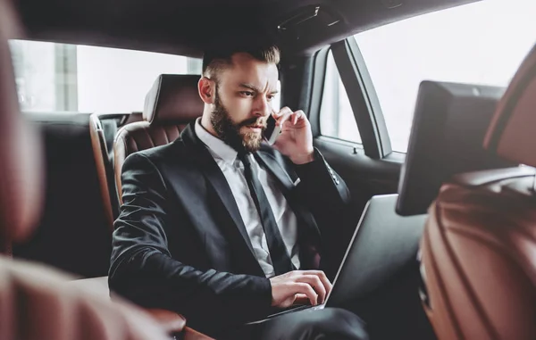 Empresario en coche — Foto de Stock