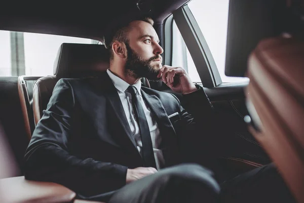 Biznesmen w samochodzie — Zdjęcie stockowe