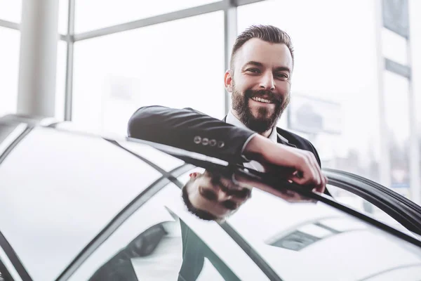 Empresario cerca de coche — Foto de Stock