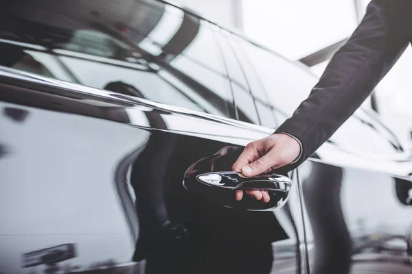 Empresario cerca de coche — Foto de Stock