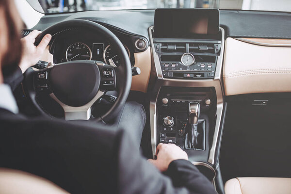 Бизнесмен в машине
