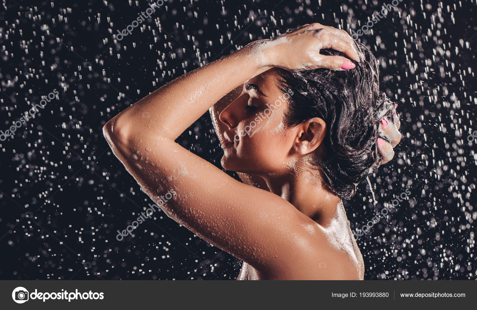 Shower brunette. Моет голову шампунем. Мыть голову под холодной водой. Девушка в душе моет голову в душевой.