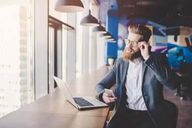 Genç adam modern ofisinde çalışıyor